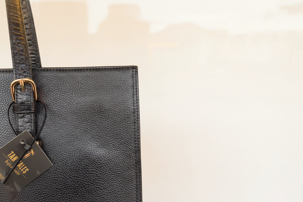 Black Close-up – Cream BG